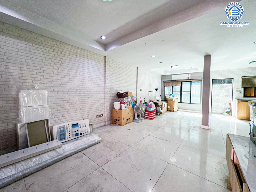 ทาวน์เฮ้าส์มือสอง โครงการ ภัทรโมทาวน์ แจ้งวัฒนะ เนื้อที่ 24.60 ตร.ว. ฟังก์ชัน 3 ห้องนอน 3 ห้องน้ำ 2 ที่จอดรถ บ้านสภาพพร้อมเข้าอยู่ ในราคาสุดคุ้มค่า บนทำเลแจ้งวัฒนะ (ฝั่งตรงข้ามเซ็นทรัลแจ้งวัฒนะ) ใกล้รถไฟฟ้าสายสีชมพู "สถานีแจ้งวัฒนะ-ปากเกร็ด 28" และทางด่วน "แจ้งวัฒนะ"...