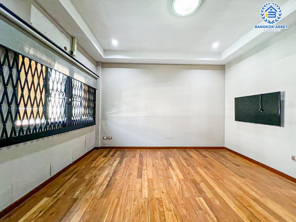 ทาวน์เฮ้าส์มือสอง โครงการ ภัทรโมทาวน์ แจ้งวัฒนะ เนื้อที่ 24.60 ตร.ว. ฟังก์ชัน 3 ห้องนอน 3 ห้องน้ำ 2 ที่จอดรถ บ้านสภาพพร้อมเข้าอยู่ ในราคาสุดคุ้มค่า บนทำเลแจ้งวัฒนะ (ฝั่งตรงข้ามเซ็นทรัลแจ้งวัฒนะ) ใกล้รถไฟฟ้าสายสีชมพู "สถานีแจ้งวัฒนะ-ปากเกร็ด 28" และทางด่วน "แจ้งวัฒนะ"...