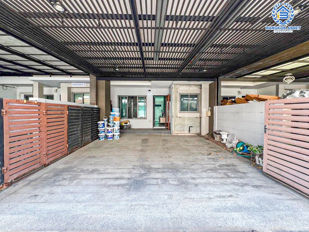 ทาวน์เฮ้าส์มือสอง โครงการ ภัทรโมทาวน์ แจ้งวัฒนะ เนื้อที่ 24.60 ตร.ว. ฟังก์ชัน 3 ห้องนอน 3 ห้องน้ำ 2 ที่จอดรถ บ้านสภาพพร้อมเข้าอยู่ ในราคาสุดคุ้มค่า บนทำเลแจ้งวัฒนะ (ฝั่งตรงข้ามเซ็นทรัลแจ้งวัฒนะ) ใกล้รถไฟฟ้าสายสีชมพู "สถานีแจ้งวัฒนะ-ปากเกร็ด 28" และทางด่วน "แจ้งวัฒนะ"...