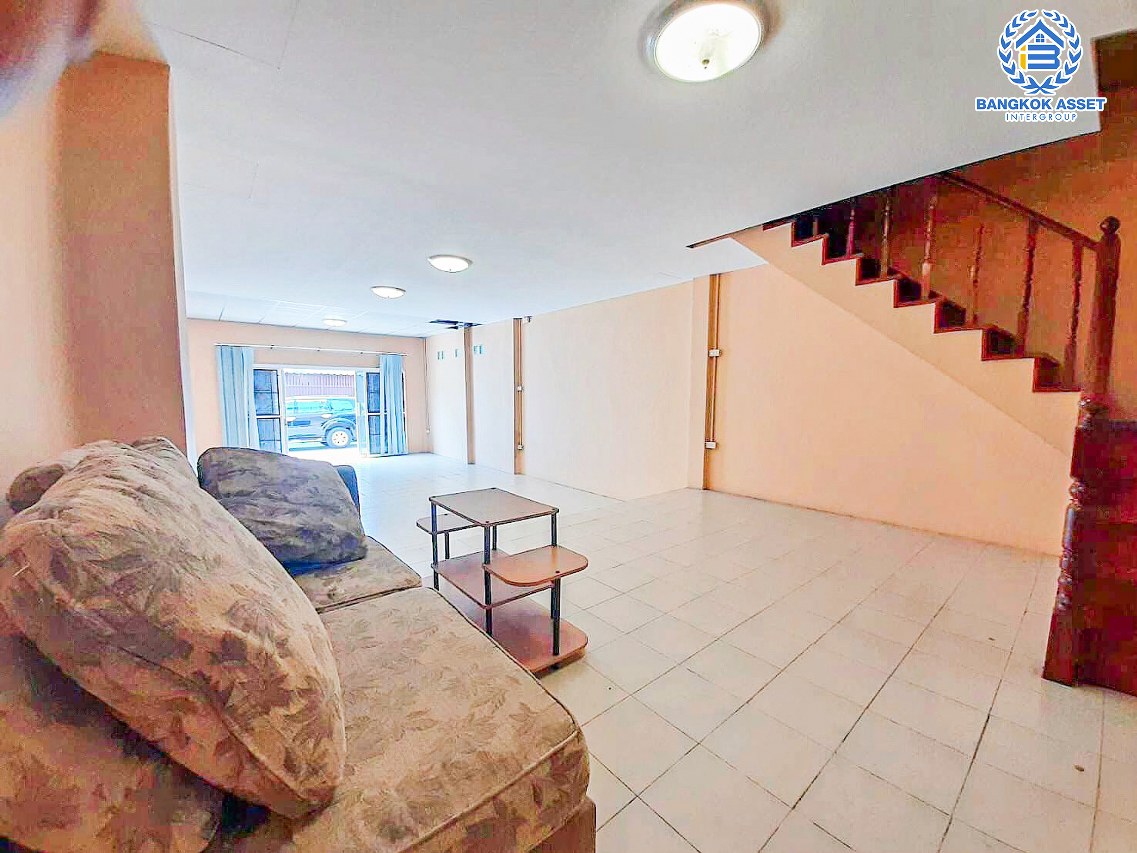 *****ทาวน์เฮ้าส์ 2 ชั้นมือสองปทุมธานี หมู่บ้าน สวัสดี สายไหม-หทัยราษฎร์ เนื้อที่กว้าง 20 ตร.ว. ฟังก์ชัน 3 ห้องนอน 2 ห้องน้ำ บ้านต่อเติมครบครัน บนทำเลดี เชื่อมต่อถนนหทัยราษฎร์, ถนนลำลูกกา ใกล้รถไฟฟ้าสายสีเขียว "สถานีคูคต" และจุดขึ้นทางด่วน "รามอินทรา-อาจณรงค์" ในราคาสุดคุ้ม!