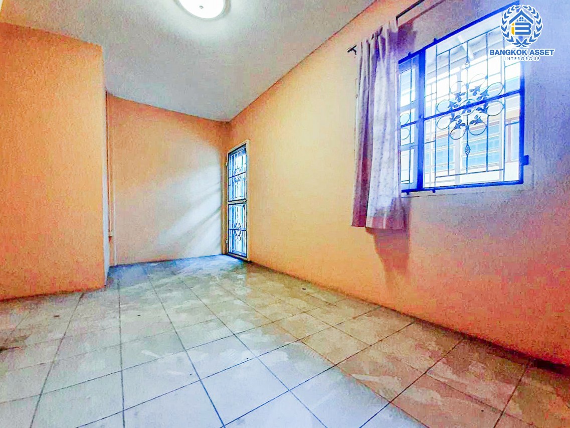 *****ทาวน์เฮ้าส์ 2 ชั้นมือสองปทุมธานี หมู่บ้าน สวัสดี สายไหม-หทัยราษฎร์ เนื้อที่กว้าง 20 ตร.ว. ฟังก์ชัน 3 ห้องนอน 2 ห้องน้ำ บ้านต่อเติมครบครัน บนทำเลดี เชื่อมต่อถนนหทัยราษฎร์, ถนนลำลูกกา ใกล้รถไฟฟ้าสายสีเขียว "สถานีคูคต" และจุดขึ้นทางด่วน "รามอินทรา-อาจณรงค์" ในราคาสุดคุ้ม!