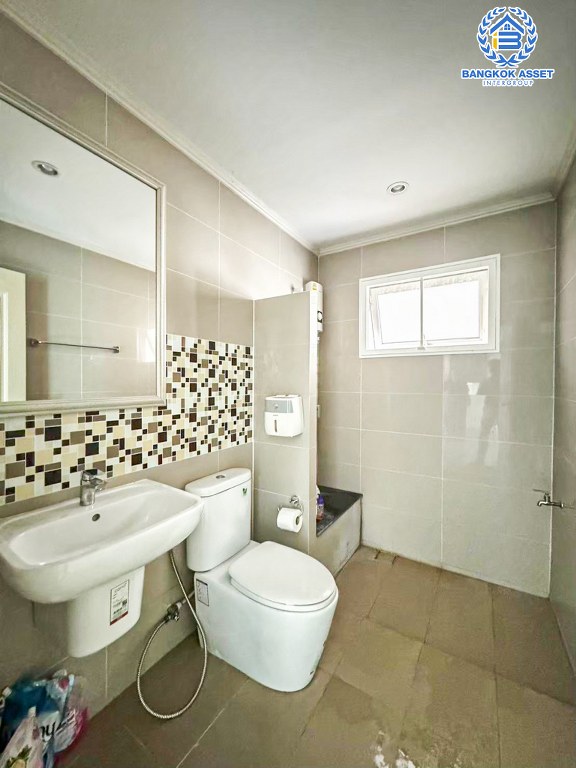 *****บ้านเดี่ยวมือสอง โครงการ ศุภาลัยวิลล์ วงแหวน-ปิ่นเกล้า หลังมุม เนื้อที่ 71.30 ตร.ว. ฟังก์ชัน 3 ห้องนอน 3 ห้องน้ำ 2 ที่จอดรถ ภายในสภาพดีเยี่ยม แถมได้พื้นที่ข้างบ้านกว้าง บรรยากาศเป็นส่วนตัว โครงการบนทำเลเดินทางสะดวก เชื่อมต่อถนนกาญจนาภิเษก ถนนนครอินทร์ ซอยวัดพระเงิน ใกล้จุดขึ้นทางด่วน "ศรีรัช"