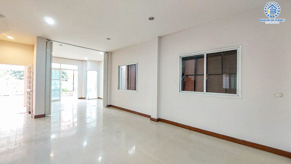 *****บ้านแฝดมือสอง โครงการ ปริญญดา ไลท์ พระราม5 เนื้อที่ 37.5 ตร.ว. ฟังก์ชัน 3 ห้องนอน 2 ห้องน้ำ 2 ที่จอดรถ ภายในสภาพดี โซน Living โปร่งโล่ง พร้อมอยู่ ทำเลใกล้เมืองเดินทางสะดวก เชื่อมต่อถนนราชพฤกษ์ ถนนนครอินทร์ ถนนกาญจนาภิเษก ใกล้รถไฟฟ้าสายสีม่วง "สถานีบางรักใหญ่" และจุดขึ้นทางด่วน "ศรีรัช"