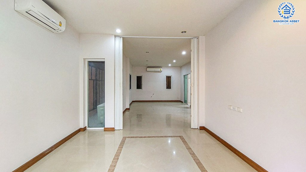 *****บ้านแฝดมือสอง โครงการ ปริญญดา ไลท์ พระราม5 เนื้อที่ 37.5 ตร.ว. ฟังก์ชัน 3 ห้องนอน 2 ห้องน้ำ 2 ที่จอดรถ ภายในสภาพดี โซน Living โปร่งโล่ง พร้อมอยู่ ทำเลใกล้เมืองเดินทางสะดวก เชื่อมต่อถนนราชพฤกษ์ ถนนนครอินทร์ ถนนกาญจนาภิเษก ใกล้รถไฟฟ้าสายสีม่วง "สถานีบางรักใหญ่" และจุดขึ้นทางด่วน "ศรีรัช"