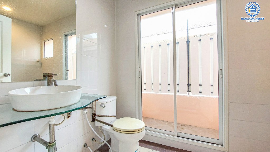 *****บ้านแฝดมือสอง โครงการ ปริญญดา ไลท์ พระราม5 เนื้อที่ 37.5 ตร.ว. ฟังก์ชัน 3 ห้องนอน 2 ห้องน้ำ 2 ที่จอดรถ ภายในสภาพดี โซน Living โปร่งโล่ง พร้อมอยู่ ทำเลใกล้เมืองเดินทางสะดวก เชื่อมต่อถนนราชพฤกษ์ ถนนนครอินทร์ ถนนกาญจนาภิเษก ใกล้รถไฟฟ้าสายสีม่วง "สถานีบางรักใหญ่" และจุดขึ้นทางด่วน "ศรีรัช"