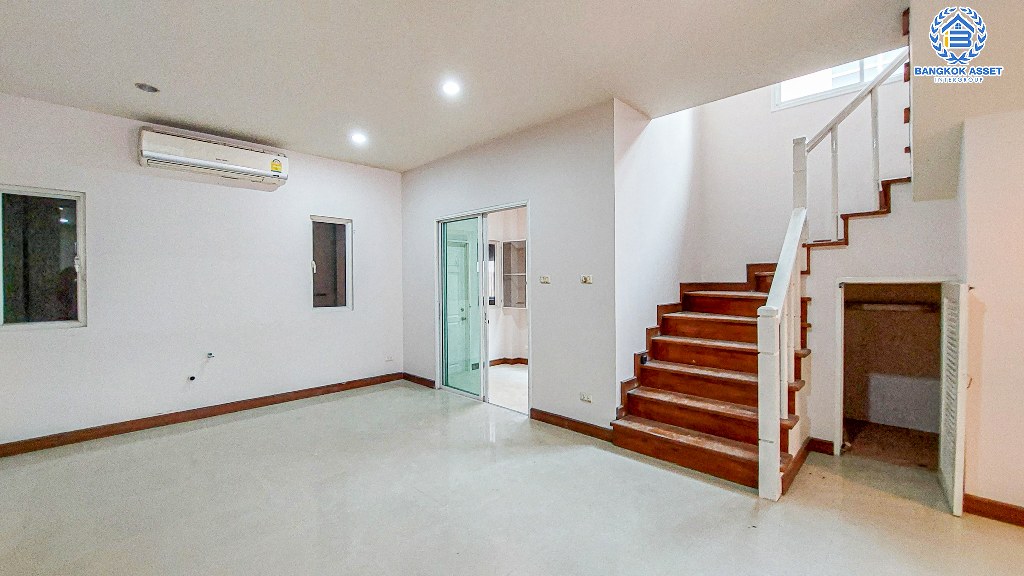 *****บ้านแฝดมือสอง โครงการ ปริญญดา ไลท์ พระราม5 เนื้อที่ 37.5 ตร.ว. ฟังก์ชัน 3 ห้องนอน 2 ห้องน้ำ 2 ที่จอดรถ ภายในสภาพดี โซน Living โปร่งโล่ง พร้อมอยู่ ทำเลใกล้เมืองเดินทางสะดวก เชื่อมต่อถนนราชพฤกษ์ ถนนนครอินทร์ ถนนกาญจนาภิเษก ใกล้รถไฟฟ้าสายสีม่วง "สถานีบางรักใหญ่" และจุดขึ้นทางด่วน "ศรีรัช"