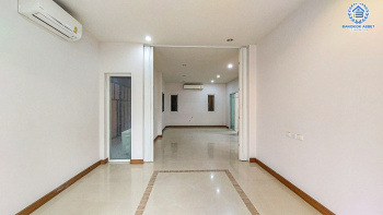 *****บ้านแฝดมือสอง โครงการ ปริญญดา ไลท์ พระราม5 เนื้อที่ 37.5 ตร.ว. ฟังก์ชัน 3 ห้องนอน 2 ห้องน้ำ 2 ที่จอดรถ ภายในสภาพดี โซน Living โปร่งโล่ง พร้อมอยู่ ทำเลใกล้เมืองเดินทางสะดวก เชื่อมต่อถนนราชพฤกษ์ ถนนนครอินทร์ ถนนกาญจนาภิเษก ใกล้รถไฟฟ้าสายสีม่วง "สถานีบางรักใหญ่" และจุดขึ้นทางด่วน "ศรีรัช"