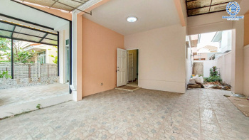 *****บ้านแฝดมือสอง โครงการ ปริญญดา ไลท์ พระราม5 เนื้อที่ 37.5 ตร.ว. ฟังก์ชัน 3 ห้องนอน 2 ห้องน้ำ 2 ที่จอดรถ ภายในสภาพดี โซน Living โปร่งโล่ง พร้อมอยู่ ทำเลใกล้เมืองเดินทางสะดวก เชื่อมต่อถนนราชพฤกษ์ ถนนนครอินทร์ ถนนกาญจนาภิเษก ใกล้รถไฟฟ้าสายสีม่วง "สถานีบางรักใหญ่" และจุดขึ้นทางด่วน "ศรีรัช"