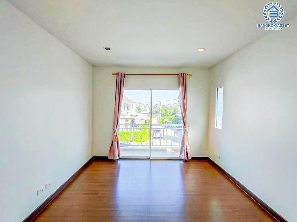 *****บ้านเดี่ยวมือสอง โครงการ ดีไลท์แอทซีน วัชรพล-จตุโชติ เนื้อที่ 52.60 ตร.ว. ฟังก์ชัน 3 ห้องนอน 3 ห้องน้ำ ที่จอดรถ 2 คัน ภายในเหมือนใหม่ บนทำเลเชื่อมต่อถนนจตุโชติ ถนนสุขาภิบาล ถนนวงแหวนรอบนอก(ตะวันออก) ใกล้รถไฟฟ้าสายสีเขียว "สถานีวัดพระศรีมหาธาตุ" และจุดขึ้นทางด่วน "รามอินทรา"