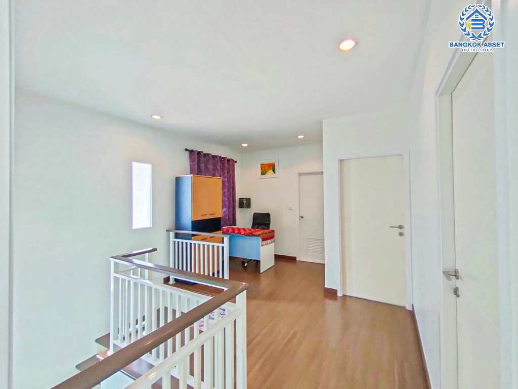 *****บ้านเดี่ยวมือสอง โครงการ ดีไลท์แอทซีน วัชรพล-จตุโชติ เนื้อที่ 52.60 ตร.ว. ฟังก์ชัน 3 ห้องนอน 3 ห้องน้ำ ที่จอดรถ 2 คัน ภายในเหมือนใหม่ บนทำเลเชื่อมต่อถนนจตุโชติ ถนนสุขาภิบาล ถนนวงแหวนรอบนอก(ตะวันออก) ใกล้รถไฟฟ้าสายสีเขียว "สถานีวัดพระศรีมหาธาตุ" และจุดขึ้นทางด่วน "รามอินทรา"