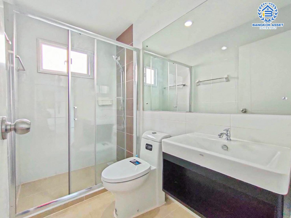 *****บ้านเดี่ยวมือสอง โครงการ ดีไลท์แอทซีน วัชรพล-จตุโชติ เนื้อที่ 52.60 ตร.ว. ฟังก์ชัน 3 ห้องนอน 3 ห้องน้ำ ที่จอดรถ 2 คัน ภายในเหมือนใหม่ บนทำเลเชื่อมต่อถนนจตุโชติ ถนนสุขาภิบาล ถนนวงแหวนรอบนอก(ตะวันออก) ใกล้รถไฟฟ้าสายสีเขียว "สถานีวัดพระศรีมหาธาตุ" และจุดขึ้นทางด่วน "รามอินทรา"