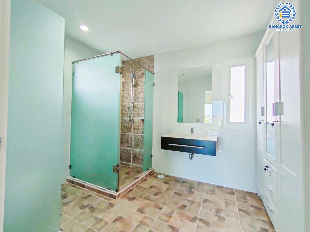 *****บ้านเดี่ยวมือสอง โครงการ ดีไลท์แอทซีน วัชรพล-จตุโชติ เนื้อที่ 52.60 ตร.ว. ฟังก์ชัน 3 ห้องนอน 3 ห้องน้ำ ที่จอดรถ 2 คัน ภายในเหมือนใหม่ บนทำเลเชื่อมต่อถนนจตุโชติ ถนนสุขาภิบาล ถนนวงแหวนรอบนอก(ตะวันออก) ใกล้รถไฟฟ้าสายสีเขียว "สถานีวัดพระศรีมหาธาตุ" และจุดขึ้นทางด่วน "รามอินทรา"