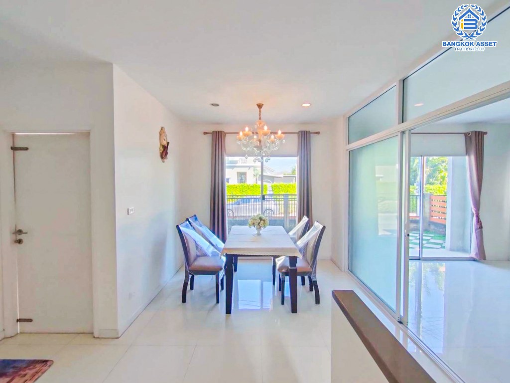 *****บ้านเดี่ยวมือสอง โครงการ ดีไลท์แอทซีน วัชรพล-จตุโชติ เนื้อที่ 52.60 ตร.ว. ฟังก์ชัน 3 ห้องนอน 3 ห้องน้ำ ที่จอดรถ 2 คัน ภายในเหมือนใหม่ บนทำเลเชื่อมต่อถนนจตุโชติ ถนนสุขาภิบาล ถนนวงแหวนรอบนอก(ตะวันออก) ใกล้รถไฟฟ้าสายสีเขียว "สถานีวัดพระศรีมหาธาตุ" และจุดขึ้นทางด่วน "รามอินทรา"