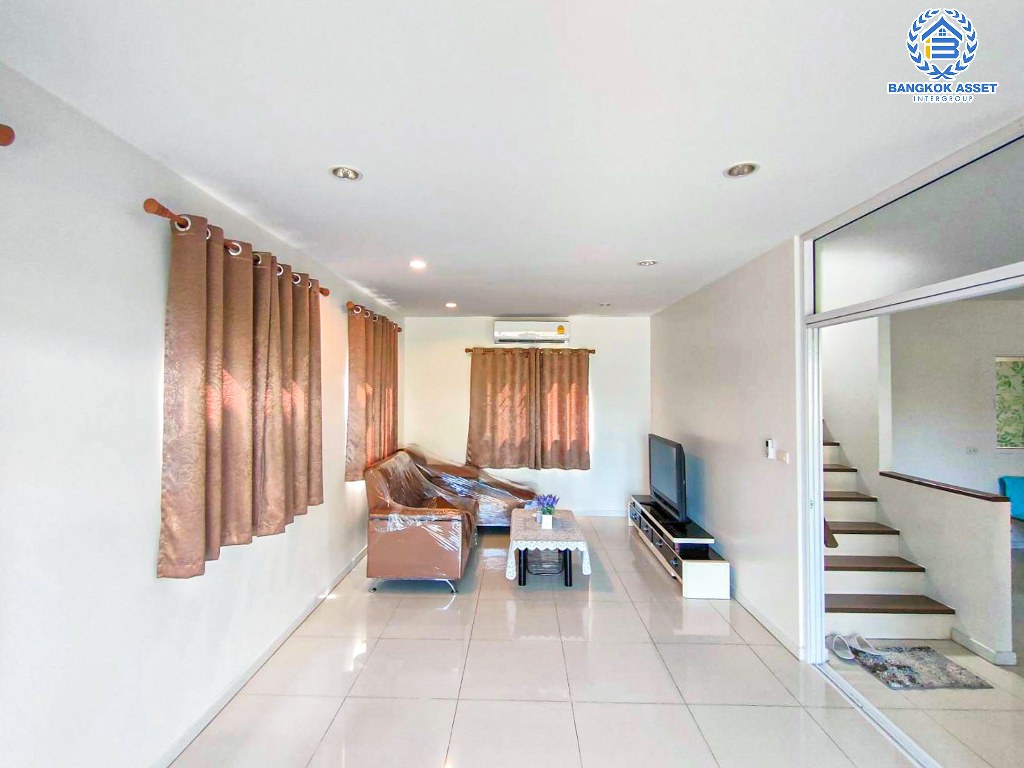 *****บ้านเดี่ยวมือสอง โครงการ ดีไลท์แอทซีน วัชรพล-จตุโชติ เนื้อที่ 52.60 ตร.ว. ฟังก์ชัน 3 ห้องนอน 3 ห้องน้ำ ที่จอดรถ 2 คัน ภายในเหมือนใหม่ บนทำเลเชื่อมต่อถนนจตุโชติ ถนนสุขาภิบาล ถนนวงแหวนรอบนอก(ตะวันออก) ใกล้รถไฟฟ้าสายสีเขียว "สถานีวัดพระศรีมหาธาตุ" และจุดขึ้นทางด่วน "รามอินทรา"