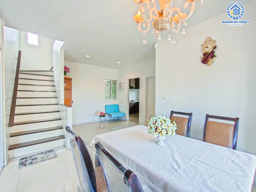 *****บ้านเดี่ยวมือสอง โครงการ ดีไลท์แอทซีน วัชรพล-จตุโชติ เนื้อที่ 52.60 ตร.ว. ฟังก์ชัน 3 ห้องนอน 3 ห้องน้ำ ที่จอดรถ 2 คัน ภายในเหมือนใหม่ บนทำเลเชื่อมต่อถนนจตุโชติ ถนนสุขาภิบาล ถนนวงแหวนรอบนอก(ตะวันออก) ใกล้รถไฟฟ้าสายสีเขียว "สถานีวัดพระศรีมหาธาตุ" และจุดขึ้นทางด่วน "รามอินทรา"