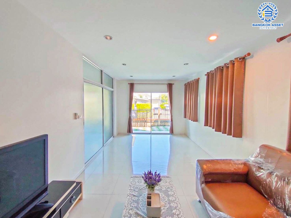 *****บ้านเดี่ยวมือสอง โครงการ ดีไลท์แอทซีน วัชรพล-จตุโชติ เนื้อที่ 52.60 ตร.ว. ฟังก์ชัน 3 ห้องนอน 3 ห้องน้ำ ที่จอดรถ 2 คัน ภายในเหมือนใหม่ บนทำเลเชื่อมต่อถนนจตุโชติ ถนนสุขาภิบาล ถนนวงแหวนรอบนอก(ตะวันออก) ใกล้รถไฟฟ้าสายสีเขียว "สถานีวัดพระศรีมหาธาตุ" และจุดขึ้นทางด่วน "รามอินทรา"