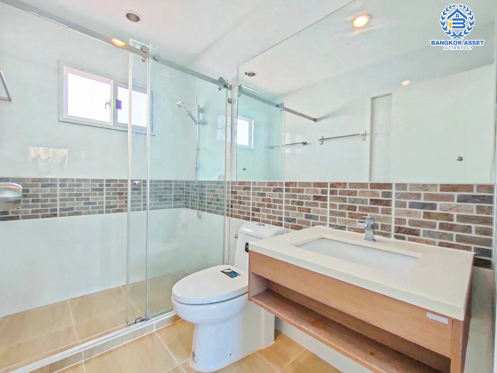 *****บ้านเดี่ยวมือสอง โครงการ ดีไลท์แอทซีน วัชรพล-จตุโชติ เนื้อที่ 52.60 ตร.ว. ฟังก์ชัน 3 ห้องนอน 3 ห้องน้ำ ที่จอดรถ 2 คัน ภายในเหมือนใหม่ บนทำเลเชื่อมต่อถนนจตุโชติ ถนนสุขาภิบาล ถนนวงแหวนรอบนอก(ตะวันออก) ใกล้รถไฟฟ้าสายสีเขียว "สถานีวัดพระศรีมหาธาตุ" และจุดขึ้นทางด่วน "รามอินทรา"