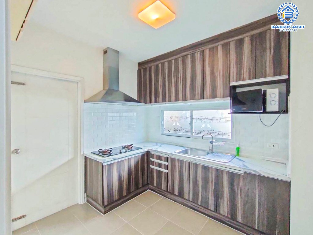 *****บ้านเดี่ยวมือสอง โครงการ ดีไลท์แอทซีน วัชรพล-จตุโชติ เนื้อที่ 52.60 ตร.ว. ฟังก์ชัน 3 ห้องนอน 3 ห้องน้ำ ที่จอดรถ 2 คัน ภายในเหมือนใหม่ บนทำเลเชื่อมต่อถนนจตุโชติ ถนนสุขาภิบาล ถนนวงแหวนรอบนอก(ตะวันออก) ใกล้รถไฟฟ้าสายสีเขียว "สถานีวัดพระศรีมหาธาตุ" และจุดขึ้นทางด่วน "รามอินทรา"