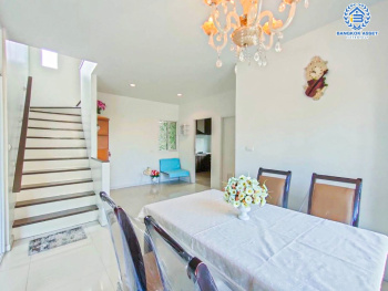 *****บ้านเดี่ยวมือสอง โครงการ ดีไลท์แอทซีน วัชรพล-จตุโชติ เนื้อที่ 52.60 ตร.ว. ฟังก์ชัน 3 ห้องนอน 3 ห้องน้ำ ที่จอดรถ 2 คัน ภายในเหมือนใหม่ บนทำเลเชื่อมต่อถนนจตุโชติ ถนนสุขาภิบาล ถนนวงแหวนรอบนอก(ตะวันออก) ใกล้รถไฟฟ้าสายสีเขียว "สถานีวัดพระศรีมหาธาตุ" และจุดขึ้นทางด่วน "รามอินทรา"