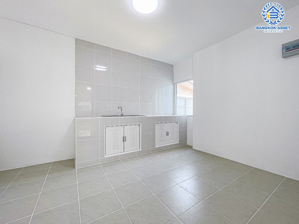 บ้านเดี่ยวมือสอง โครงการ นาราภิรมย์ พุทธมณฑลสาย3 เนื้อที่ 101.10 ตร.ว. ฟังก์ชัน 4 ห้องนอน 3 ห้องน้ำ 2 ที่จอดรถ สภาพเหมือนใหม่ ที่ดินกว้าง รอบบ้านมีบริเวณโล่งไว้จัดสวน โครงการบนทำเลเชื่อมต่อบรมราชชนนีถนนเพชรเกษม ทางคู่ขนานลอยฟ้าบรมราชชนนี และใกล้มหาวิทยาลัยมหิดล ศาลายา, เซ็นทรัล ศาลายา