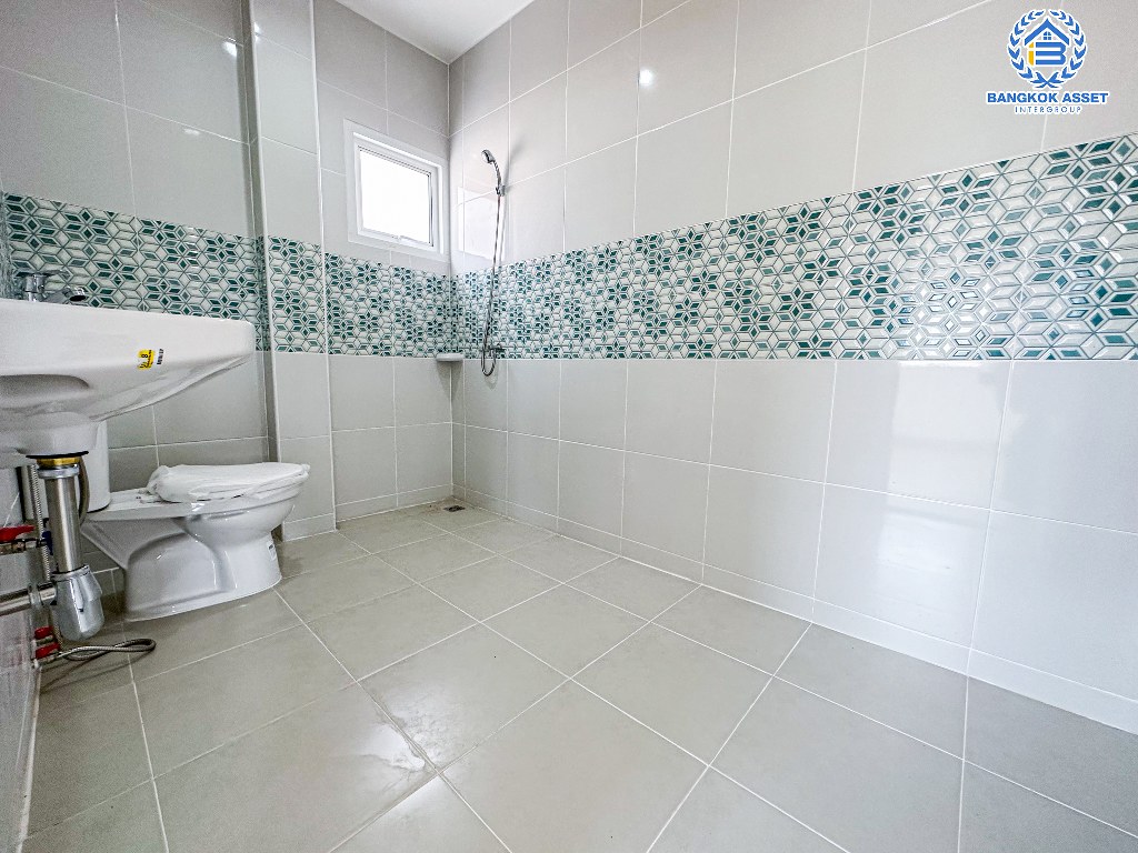 บ้านเดี่ยวมือสอง โครงการ นาราภิรมย์ พุทธมณฑลสาย3 เนื้อที่ 101.10 ตร.ว. ฟังก์ชัน 4 ห้องนอน 3 ห้องน้ำ 2 ที่จอดรถ สภาพเหมือนใหม่ ที่ดินกว้าง รอบบ้านมีบริเวณโล่งไว้จัดสวน โครงการบนทำเลเชื่อมต่อบรมราชชนนีถนนเพชรเกษม ทางคู่ขนานลอยฟ้าบรมราชชนนี และใกล้มหาวิทยาลัยมหิดล ศาลายา, เซ็นทรัล ศาลายา