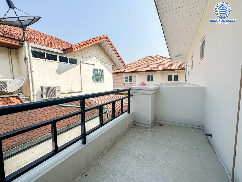 บ้านเดี่ยวมือสอง โครงการ นาราภิรมย์ พุทธมณฑลสาย3 เนื้อที่ 101.10 ตร.ว. ฟังก์ชัน 4 ห้องนอน 3 ห้องน้ำ 2 ที่จอดรถ สภาพเหมือนใหม่ ที่ดินกว้าง รอบบ้านมีบริเวณโล่งไว้จัดสวน โครงการบนทำเลเชื่อมต่อบรมราชชนนีถนนเพชรเกษม ทางคู่ขนานลอยฟ้าบรมราชชนนี และใกล้มหาวิทยาลัยมหิดล ศาลายา, เซ็นทรัล ศาลายา