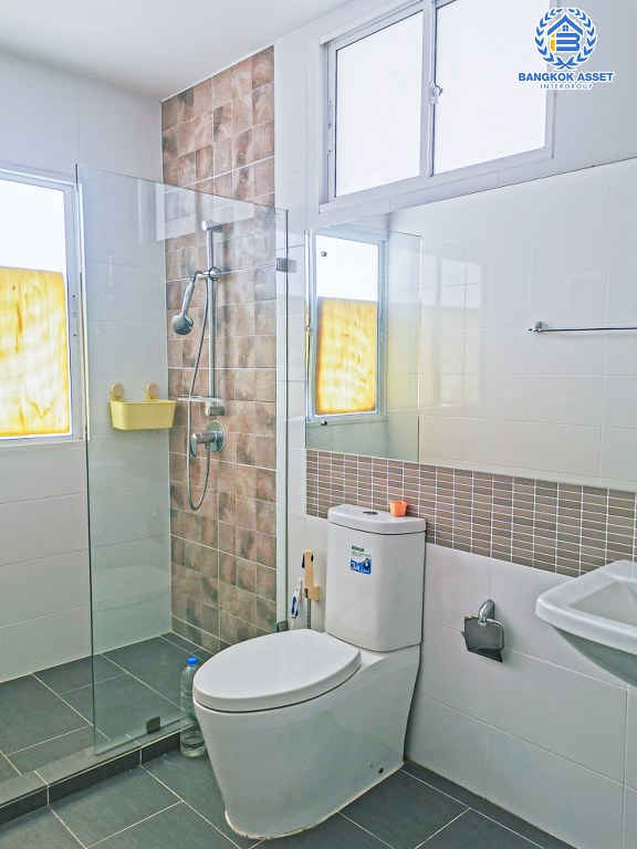 *****บ้านเดี่ยวมือสอง โครงการ เดอะแพลนท์ แจ้งวัฒนะ-ราชพฤกษ์ หลังมุม เนื้อที่ 65 ตร.ว. ฟังก์ชัน 3 ห้องนอน 3 ห้องน้ำ 2 ที่จอดรถ ตัวบ้านอยู่บนถนนเมน ห่างจาก Club House เพียง 20 เมตรเท่านั้น! โครงการบนทำเลเดินทางสะดวก เชื่อมต่อถนนชัยพฤกษ์ ถนนกาญจนาภิเษก ใกล้ห้างเดอะคริสตัล PTT