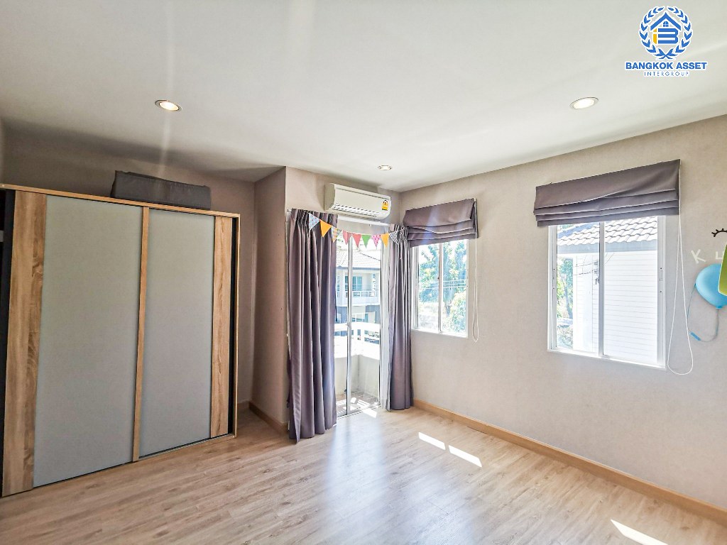 *****บ้านเดี่ยวมือสอง โครงการ เดอะแพลนท์ แจ้งวัฒนะ-ราชพฤกษ์ หลังมุม เนื้อที่ 65 ตร.ว. ฟังก์ชัน 3 ห้องนอน 3 ห้องน้ำ 2 ที่จอดรถ ตัวบ้านอยู่บนถนนเมน ห่างจาก Club House เพียง 20 เมตรเท่านั้น! โครงการบนทำเลเดินทางสะดวก เชื่อมต่อถนนชัยพฤกษ์ ถนนกาญจนาภิเษก ใกล้ห้างเดอะคริสตัล PTT