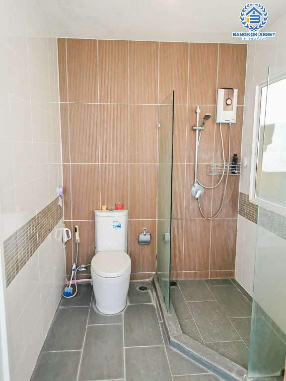 *****บ้านเดี่ยวมือสอง โครงการ เดอะแพลนท์ แจ้งวัฒนะ-ราชพฤกษ์ หลังมุม เนื้อที่ 65 ตร.ว. ฟังก์ชัน 3 ห้องนอน 3 ห้องน้ำ 2 ที่จอดรถ ตัวบ้านอยู่บนถนนเมน ห่างจาก Club House เพียง 20 เมตรเท่านั้น! โครงการบนทำเลเดินทางสะดวก เชื่อมต่อถนนชัยพฤกษ์ ถนนกาญจนาภิเษก ใกล้ห้างเดอะคริสตัล PTT