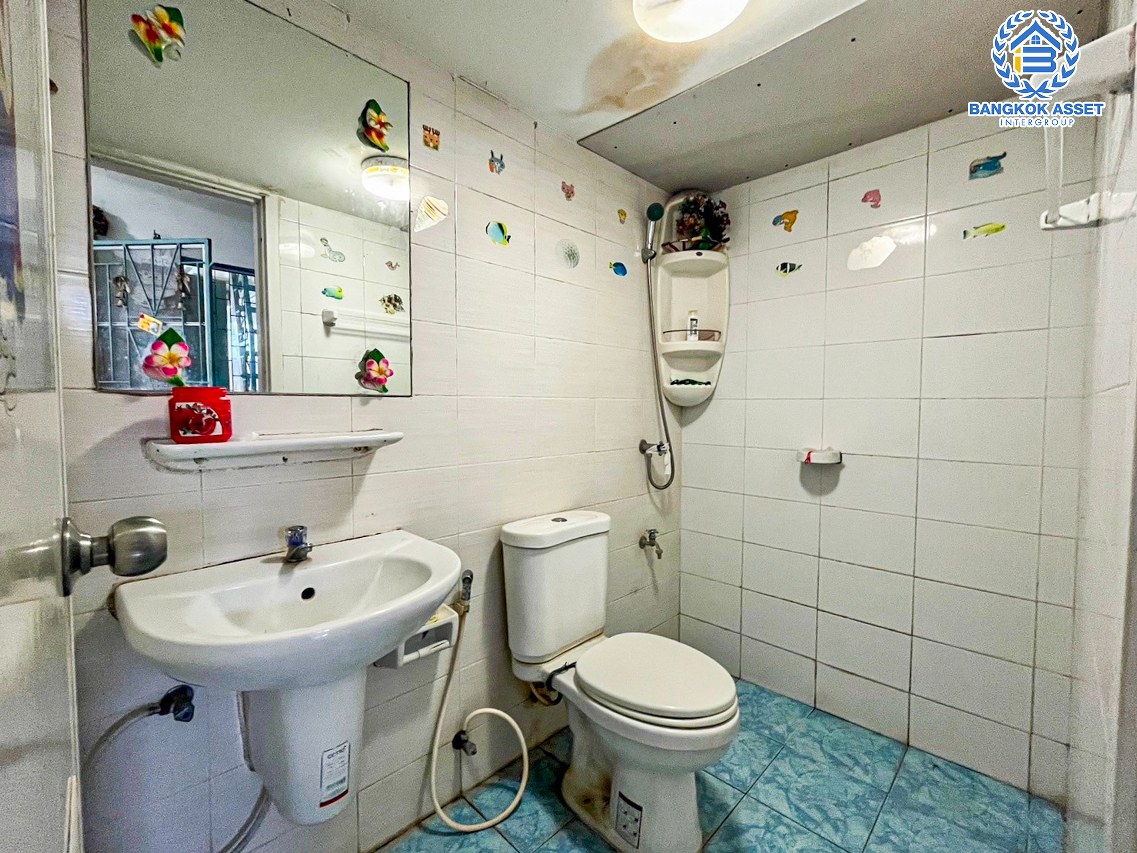 *****ทาวน์เฮ้าส์มือสองนนทบุรี โครงการ พฤกษาวิลล์28 วงแหวน-รัตนาธิเบศร์ เนื้อที่กว้างเกือบ 24 ตร.ว. ฟังก์ชัน 3 ห้องนอน 2 ห้องน้ำ บ้านต่อเติมพร้อมอยู่ หลังบ้านไม่ชนใคร บนทำเลใกล้เซ็นทรัลเวสต์เกต เชื่อมต่อถนนกาญจนาภิเษก ใกล้รถไฟฟ้าสายสีม่วง "สถานีตลาดบางใหญ่" และทางด่วน "กาญจนาภิเษก"