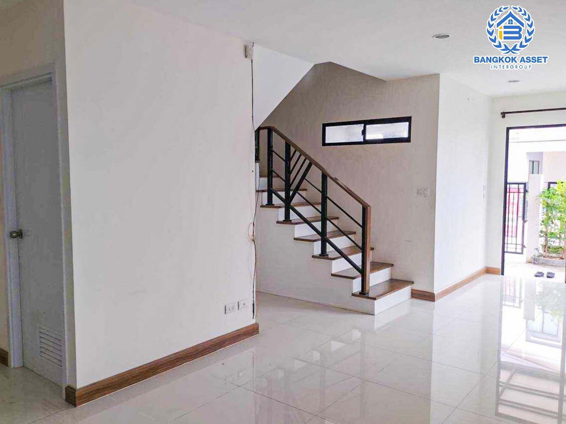 *****ทาวน์เฮ้าส์มือสองนนทบุรี โครงการ เดอะแกลเลอรี่-เนเชอร่าเทรนด์ บางกรวย-ไทรน้อย หลังมุม เนื้อที่กว้าง 22.6 ตร.ว. ฟังก์ชัน 3 ห้องนอน 2 ห้องน้ำ 2 ที่จอดรถ บ้านสภาพดีพร้อมเข้าอยู่ แถมฟรี! เครื่องปรับอากาศ, เครื่องทำน้ำอุ่น บนทำเลแห่งการเดินทาง ใกล้รถไฟฟ้าสายสีม่วง "สถานีบางพลู" เพียง 10 นาที