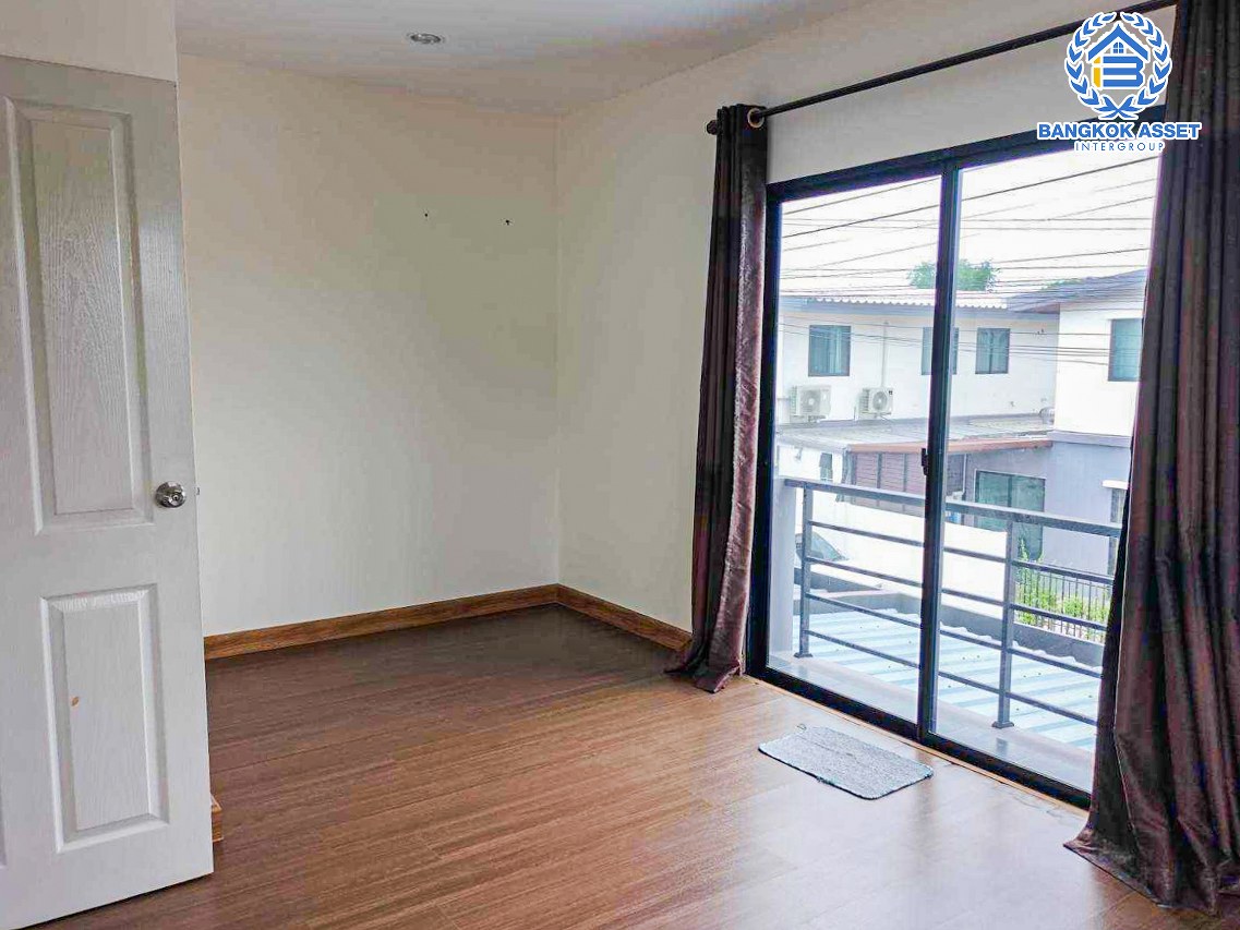 *****ทาวน์เฮ้าส์มือสองนนทบุรี โครงการ เดอะแกลเลอรี่-เนเชอร่าเทรนด์ บางกรวย-ไทรน้อย หลังมุม เนื้อที่กว้าง 22.6 ตร.ว. ฟังก์ชัน 3 ห้องนอน 2 ห้องน้ำ 2 ที่จอดรถ บ้านสภาพดีพร้อมเข้าอยู่ แถมฟรี! เครื่องปรับอากาศ, เครื่องทำน้ำอุ่น บนทำเลแห่งการเดินทาง ใกล้รถไฟฟ้าสายสีม่วง "สถานีบางพลู" เพียง 10 นาที