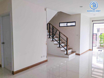 *****ทาวน์เฮ้าส์มือสองนนทบุรี โครงการ เดอะแกลเลอรี่-เนเชอร่าเทรนด์ บางกรวย-ไทรน้อย หลังมุม เนื้อที่กว้าง 22.6 ตร.ว. ฟังก์ชัน 3 ห้องนอน 2 ห้องน้ำ 2 ที่จอดรถ บ้านสภาพดีพร้อมเข้าอยู่ แถมฟรี! เครื่องปรับอากาศ, เครื่องทำน้ำอุ่น บนทำเลแห่งการเดินทาง ใกล้รถไฟฟ้าสายสีม่วง "สถานีบางพลู" เพียง 10 นาที