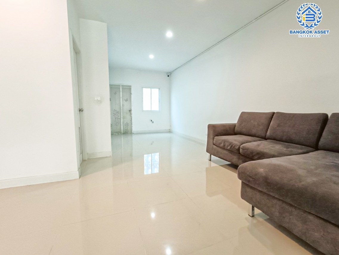 *****ทาวน์เฮ้าส์มือสองปทุมธานี โครงการ เดอะคิวบ์ทาวน์ ลำลูกกา เนื้อที่กว้างมากถึง 24.2 ตร.ว. ฟังก์ชัน 4 ห้องนอน 2 ห้องน้ำ 2 ที่จอดรถ บ้านสภาพดี หน้าบ้านไม่ติดใคร บนทำเลเดินทางสะดวก ใกล้จุดขึ้นทางด่วน "วงแหวนกาญจนาภิเษก" และรถไฟฟ้าสายสีเขียว "สถานีคูคต" เพียง 5 นาทีเท่านั้น!!