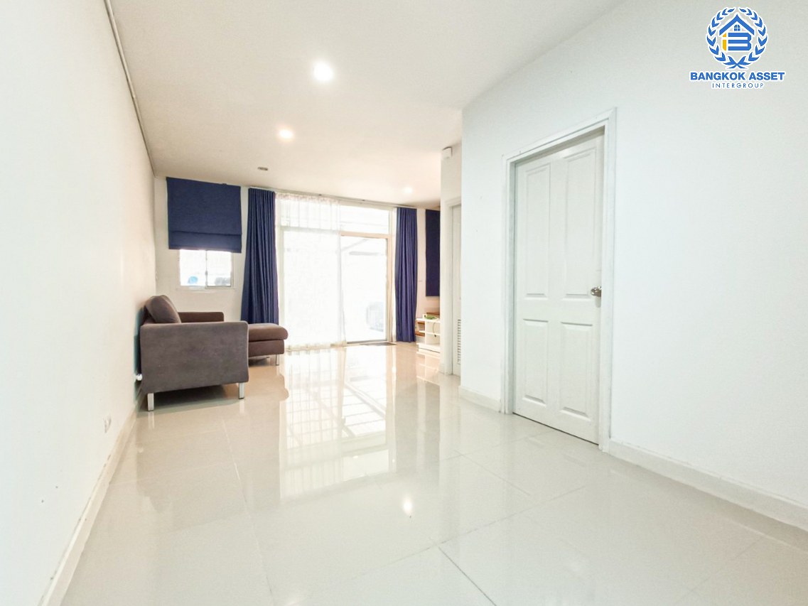 *****ทาวน์เฮ้าส์มือสองปทุมธานี โครงการ เดอะคิวบ์ทาวน์ ลำลูกกา เนื้อที่กว้างมากถึง 24.2 ตร.ว. ฟังก์ชัน 4 ห้องนอน 2 ห้องน้ำ 2 ที่จอดรถ บ้านสภาพดี หน้าบ้านไม่ติดใคร บนทำเลเดินทางสะดวก ใกล้จุดขึ้นทางด่วน "วงแหวนกาญจนาภิเษก" และรถไฟฟ้าสายสีเขียว "สถานีคูคต" เพียง 5 นาทีเท่านั้น!!