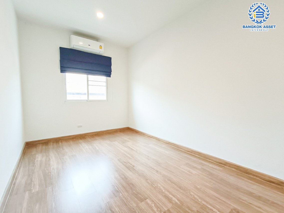 *****ทาวน์เฮ้าส์มือสองปทุมธานี โครงการ เดอะคิวบ์ทาวน์ ลำลูกกา เนื้อที่กว้างมากถึง 24.2 ตร.ว. ฟังก์ชัน 4 ห้องนอน 2 ห้องน้ำ 2 ที่จอดรถ บ้านสภาพดี หน้าบ้านไม่ติดใคร บนทำเลเดินทางสะดวก ใกล้จุดขึ้นทางด่วน "วงแหวนกาญจนาภิเษก" และรถไฟฟ้าสายสีเขียว "สถานีคูคต" เพียง 5 นาทีเท่านั้น!!