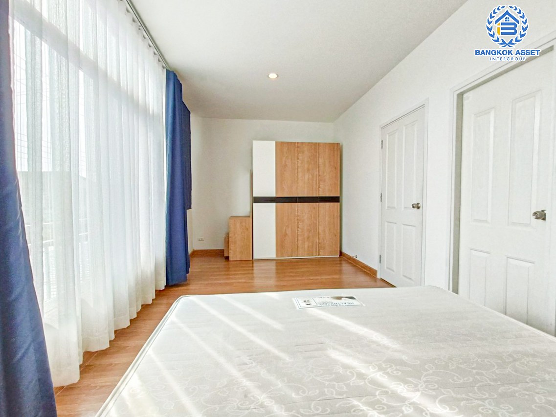 *****ทาวน์เฮ้าส์มือสองปทุมธานี โครงการ เดอะคิวบ์ทาวน์ ลำลูกกา เนื้อที่กว้างมากถึง 24.2 ตร.ว. ฟังก์ชัน 4 ห้องนอน 2 ห้องน้ำ 2 ที่จอดรถ บ้านสภาพดี หน้าบ้านไม่ติดใคร บนทำเลเดินทางสะดวก ใกล้จุดขึ้นทางด่วน "วงแหวนกาญจนาภิเษก" และรถไฟฟ้าสายสีเขียว "สถานีคูคต" เพียง 5 นาทีเท่านั้น!!