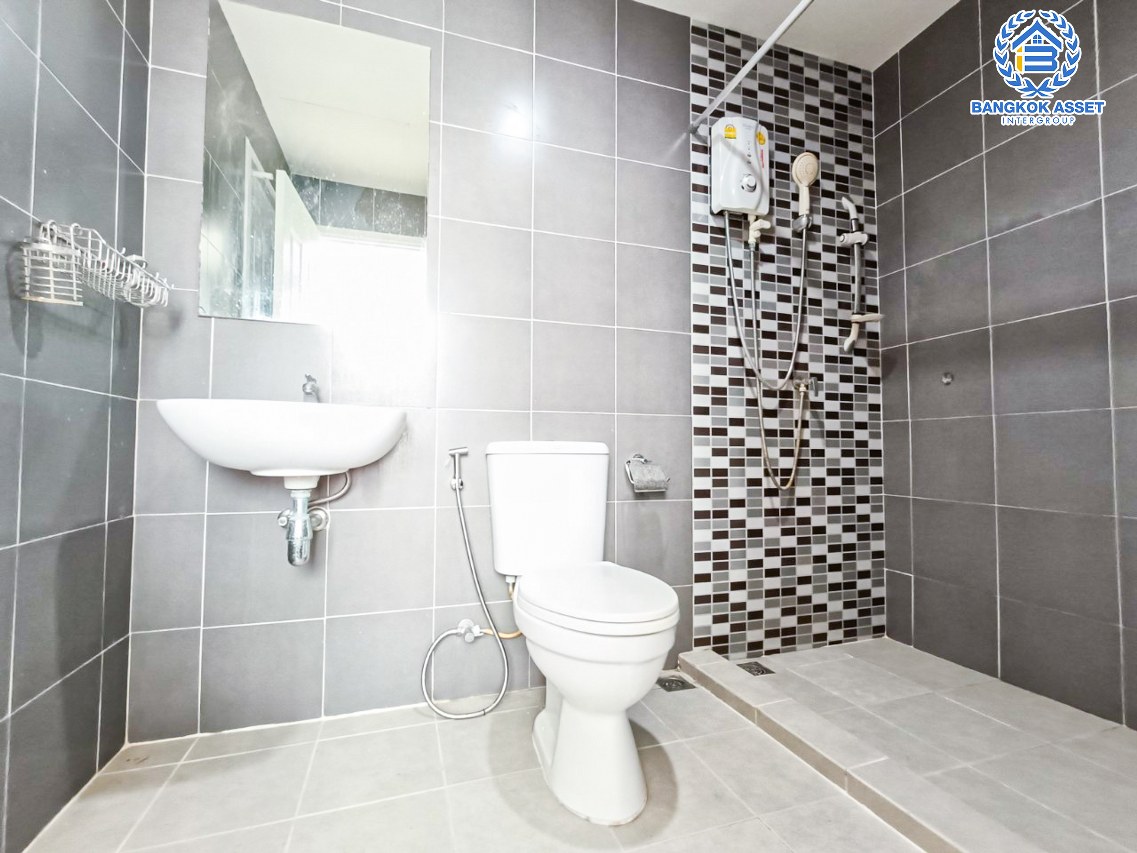 *****ทาวน์เฮ้าส์มือสองปทุมธานี โครงการ เดอะคิวบ์ทาวน์ ลำลูกกา เนื้อที่กว้างมากถึง 24.2 ตร.ว. ฟังก์ชัน 4 ห้องนอน 2 ห้องน้ำ 2 ที่จอดรถ บ้านสภาพดี หน้าบ้านไม่ติดใคร บนทำเลเดินทางสะดวก ใกล้จุดขึ้นทางด่วน "วงแหวนกาญจนาภิเษก" และรถไฟฟ้าสายสีเขียว "สถานีคูคต" เพียง 5 นาทีเท่านั้น!!