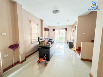 *****บ้านแฝดมือสอง โครงการ ลภาวัน19  ราชพฤกษ์ เนื้อที่ 40.50 ตร.ว. ฟังก์ชัน 3 ห้องนอน 2 ห้องน้ำ 1 ที่จอดรถ บ้านสภาพดีมาก เจ้าของเดิมดูแลอย่างดี พร้อมเข้าอยู่ โครงการบนทำเลเดินทางสะดวก บรรยากาศเป็นส่วนตัว ไม่ต่างจากบ้านเดี่ยว บนทำเลเชื่อมต่อถนนราชพฤกษ์ ถนนชัยพฤกษ์ ถนนบางกรวย-ไทรน้อย