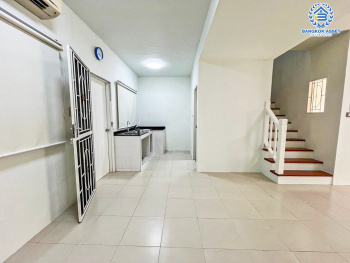 *****ทาวน์เฮ้าส์มือสองนนทบุรี โครงการ พฤกษา49/1 กาญจนาภิเษก เนื้อที่ 17.4 ตร.ว. ฟังก์ชัน 3 ห้องนอน 2 ห้องน้ำ 1 ที่จอดรถ บ้านตกแต่งใหม่ พร้อมเข้าอยู่ บนทำเลใกล้เซ็นทรัลเวสต์เกต, รถไฟฟ้าสายสีม่วง "สถานีตลาดบางใหญ่" และจุดขึ้นทางด่วน "กาญจนาภิเษก" จองเลย!