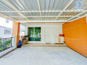 *****ทาวน์โฮมมือสองกรุงเทพฯ โครงการ ทาวน์พลัส หัวหมาก เนื้อที่ 22.9 ตร.ว. ฟังก์ชัน 3 ห้องนอน 4 ห้องน้ำ 2 ที่จอดรถ บ้านพร้อมอยู่ แถมฟรี! 5 เครื่องปรับอากาศ และ 3 เครื่องทำน้ำอุ่น ทำเลใกล้สนามบินสุวรรณภูมิ เชื่อมต่อ ถ.กรุงเทพกรีฑา, ถ.ศรีนครินทร์ และเพียง 10 นาทีก็ถึงรถไฟฟ้า "สถานีศรีกรีฑา"