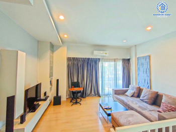 *****ทาวน์โฮมมือสองกรุงเทพฯ โครงการ ทาวน์พลัส หัวหมาก เนื้อที่ 22.9 ตร.ว. ฟังก์ชัน 3 ห้องนอน 4 ห้องน้ำ 2 ที่จอดรถ บ้านพร้อมอยู่ แถมฟรี! 5 เครื่องปรับอากาศ และ 3 เครื่องทำน้ำอุ่น ทำเลใกล้สนามบินสุวรรณภูมิ เชื่อมต่อ ถ.กรุงเทพกรีฑา, ถ.ศรีนครินทร์ และเพียง 10 นาทีก็ถึงรถไฟฟ้า "สถานีศรีกรีฑา"