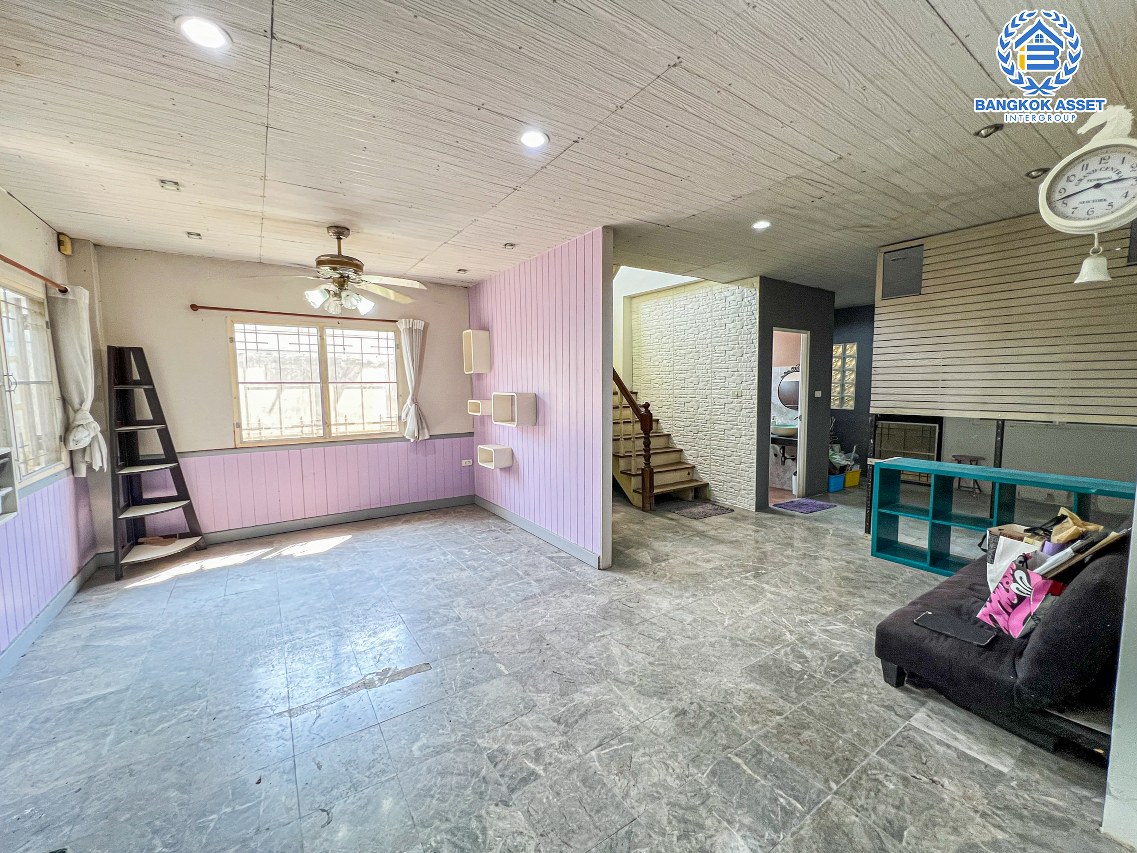 *****บ้านเดี่ยวมือสองปทุมธานี โครงการ ณัฐนันท์โฮม4 กาญจนาภิเษก หลังมุม! เนื้อที่กว้าง 50 ตร.ว. ฟังก์ชัน 3 ห้องนอน 2 ห้องน้ำ 2 ที่จอดรถ บ้านปรับปรุงใหม่ สภาพภายในพร้อมอยู่ บนทำเลดี เชื่อมต่อ ถนนปทุมธานี-บางเลน, ถนนกาญจนาภิเษก, ถนนราชพฤกษ์ ใกล้ตลาดอุดมทรัพย์ และบิ๊กซีลาดหลุมแก้ว ในราคาสุดคุ้ม