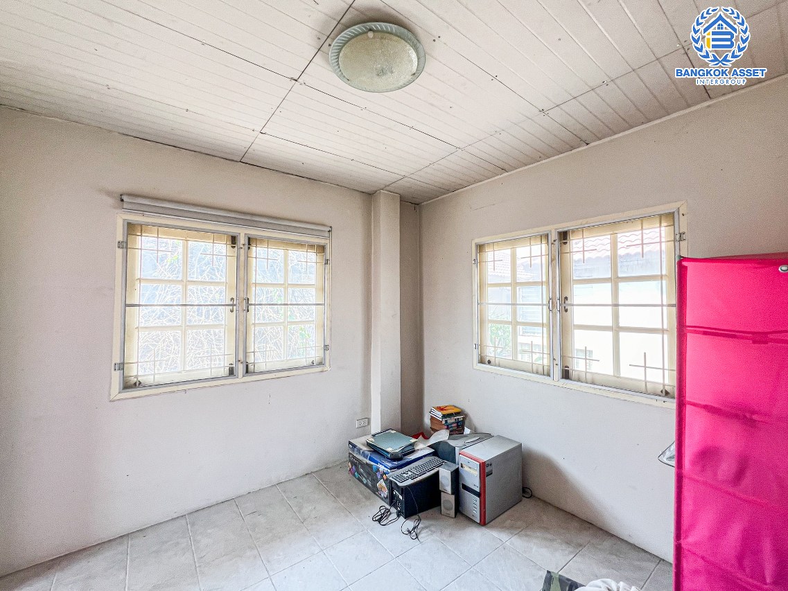 *****บ้านเดี่ยวมือสองปทุมธานี โครงการ ณัฐนันท์โฮม4 กาญจนาภิเษก หลังมุม! เนื้อที่กว้าง 50 ตร.ว. ฟังก์ชัน 3 ห้องนอน 2 ห้องน้ำ 2 ที่จอดรถ บ้านปรับปรุงใหม่ สภาพภายในพร้อมอยู่ บนทำเลดี เชื่อมต่อ ถนนปทุมธานี-บางเลน, ถนนกาญจนาภิเษก, ถนนราชพฤกษ์ ใกล้ตลาดอุดมทรัพย์ และบิ๊กซีลาดหลุมแก้ว ในราคาสุดคุ้ม