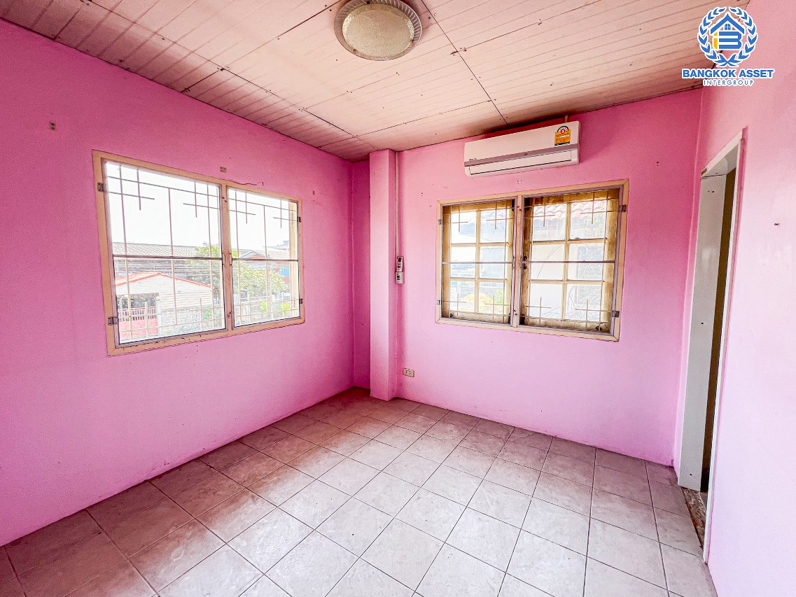 *****บ้านเดี่ยวมือสองปทุมธานี โครงการ ณัฐนันท์โฮม4 กาญจนาภิเษก หลังมุม! เนื้อที่กว้าง 50 ตร.ว. ฟังก์ชัน 3 ห้องนอน 2 ห้องน้ำ 2 ที่จอดรถ บ้านปรับปรุงใหม่ สภาพภายในพร้อมอยู่ บนทำเลดี เชื่อมต่อ ถนนปทุมธานี-บางเลน, ถนนกาญจนาภิเษก, ถนนราชพฤกษ์ ใกล้ตลาดอุดมทรัพย์ และบิ๊กซีลาดหลุมแก้ว ในราคาสุดคุ้ม