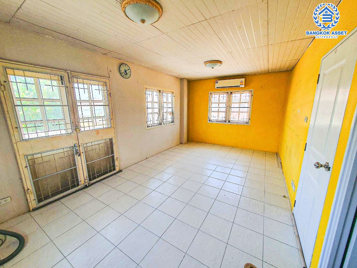 *****บ้านเดี่ยวมือสองปทุมธานี โครงการ ณัฐนันท์โฮม4 กาญจนาภิเษก หลังมุม! เนื้อที่กว้าง 50 ตร.ว. ฟังก์ชัน 3 ห้องนอน 2 ห้องน้ำ 2 ที่จอดรถ บ้านปรับปรุงใหม่ สภาพภายในพร้อมอยู่ บนทำเลดี เชื่อมต่อ ถนนปทุมธานี-บางเลน, ถนนกาญจนาภิเษก, ถนนราชพฤกษ์ ใกล้ตลาดอุดมทรัพย์ และบิ๊กซีลาดหลุมแก้ว ในราคาสุดคุ้ม