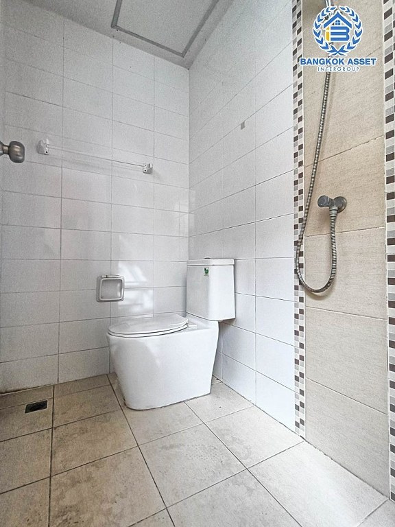 *****ทาวน์เฮ้าส์ 3 ชั้น โครงการ สิรีนพาร์ค2 งามวงศ์วาน เนื้อที่ 18.80 ตร.ว. ฟังก์ชัน 5 ห้องนอน 5 ห้องน้ำ เป็นห้องเช่า 5 ห้อง มีห้องน้ำในตัว ขายพร้อมผู้เช่า โครงการบนทำเลเดินทางสะดวก เชื่อมต่อถนนพิบูลย์สงคราม ถนนวงศ์สว่าง ถนนนครอินทร์ ใกล้รถไฟฟ้าสายสีม่วง "สถานีวงศ์สว่าง" และจุดขึ้นทางด่วน "ศรีรัช"