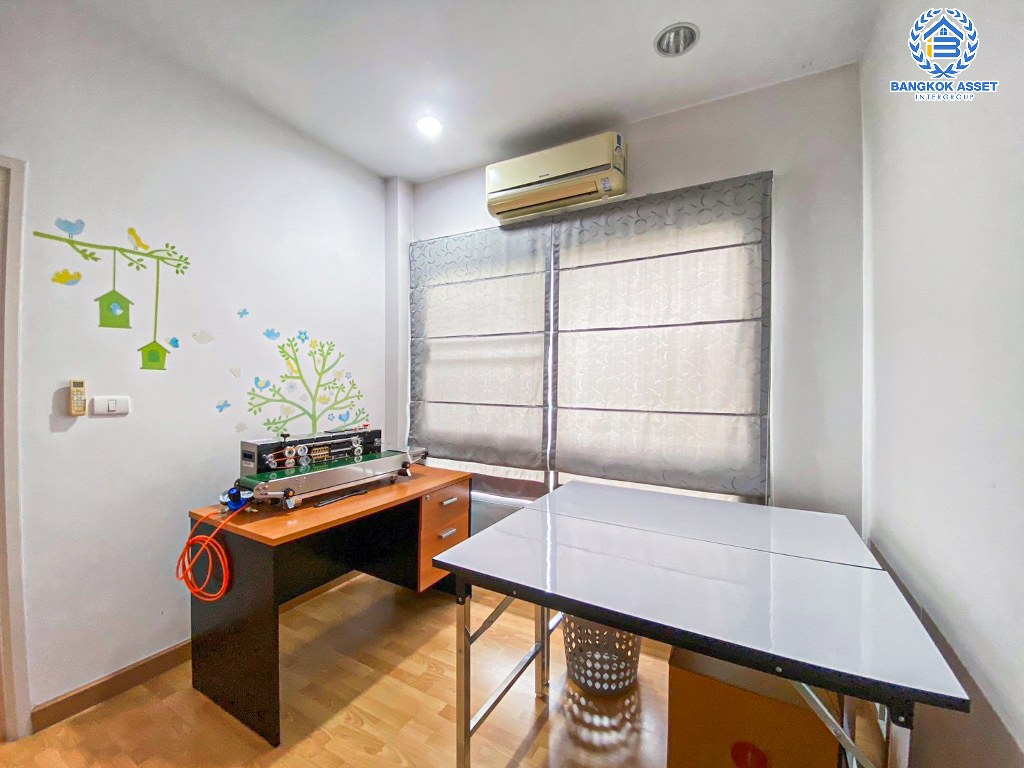 *****ทาวน์โฮม 3 ชั้นมือสอง โครงการ บ้านกลางเมือง Urbanion เกษตร-นวมินทร์2 เนื้อที่ 20.30 ตร.ว. ฟังก์ชัน 3 ห้องนอน 3 ห้องน้ำ 1 ที่จอดรถ บ้านสภาพใหม่ ฟรี! เครื่องปรับอากาศ บนทำเลใกล้เมือง เชื่อมต่อถนนรัชดาภิเษก ถนนรามอินทรา ใกล้รถไฟฟ้าสายสีชมพู "สถานีรามอินทรา" และทางด่วน "ฉลองรัช"