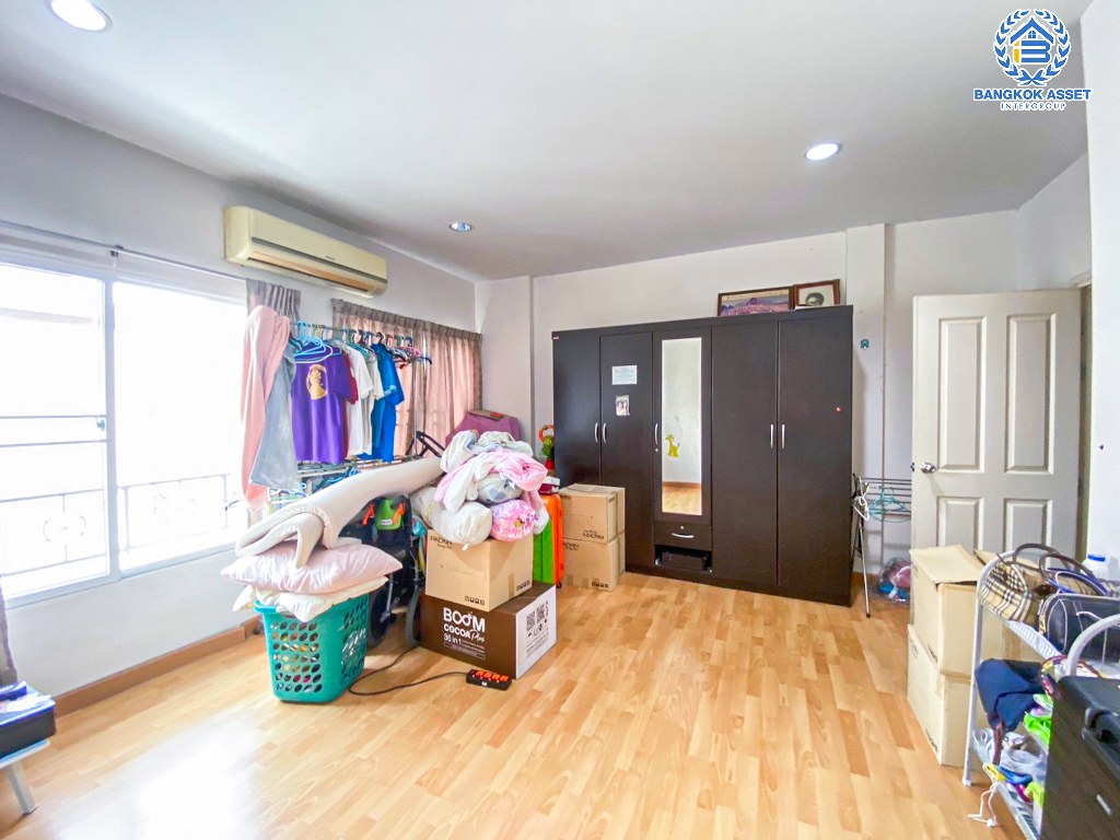 *****ทาวน์โฮม 3 ชั้นมือสอง โครงการ บ้านกลางเมือง Urbanion เกษตร-นวมินทร์2 เนื้อที่ 20.30 ตร.ว. ฟังก์ชัน 3 ห้องนอน 3 ห้องน้ำ 1 ที่จอดรถ บ้านสภาพใหม่ ฟรี! เครื่องปรับอากาศ บนทำเลใกล้เมือง เชื่อมต่อถนนรัชดาภิเษก ถนนรามอินทรา ใกล้รถไฟฟ้าสายสีชมพู "สถานีรามอินทรา" และทางด่วน "ฉลองรัช"