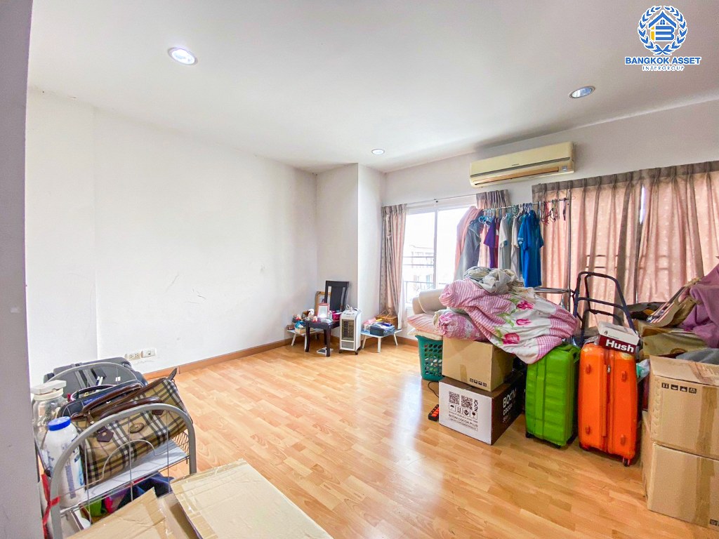 *****ทาวน์โฮม 3 ชั้นมือสอง โครงการ บ้านกลางเมือง Urbanion เกษตร-นวมินทร์2 เนื้อที่ 20.30 ตร.ว. ฟังก์ชัน 3 ห้องนอน 3 ห้องน้ำ 1 ที่จอดรถ บ้านสภาพใหม่ ฟรี! เครื่องปรับอากาศ บนทำเลใกล้เมือง เชื่อมต่อถนนรัชดาภิเษก ถนนรามอินทรา ใกล้รถไฟฟ้าสายสีชมพู "สถานีรามอินทรา" และทางด่วน "ฉลองรัช"